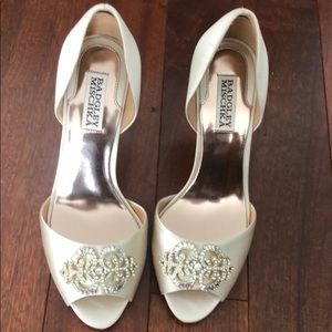 NEW badgley mischka salsa - vanilla satin size 8